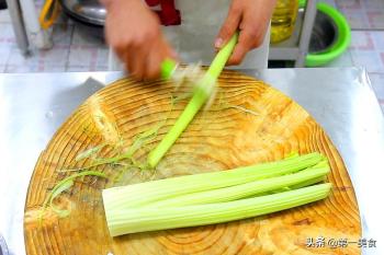 西芹炒虾仁用不用焯水？厨师长的拿手菜、清淡鲜香，爽口不油腻  -图3