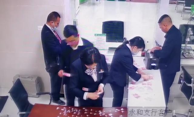 贵州7岁男孩把6000元卖牛钱撕成一地碎片，妈妈大哭！他们一块块拼图  -图11