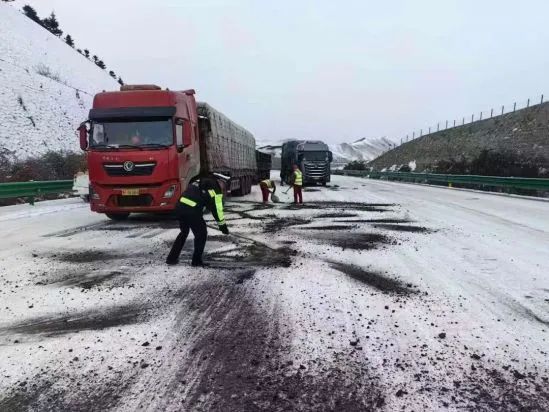 青海：出动警力1100余人次 疏导滞留车辆1600余辆 确保道路交通安全畅通  